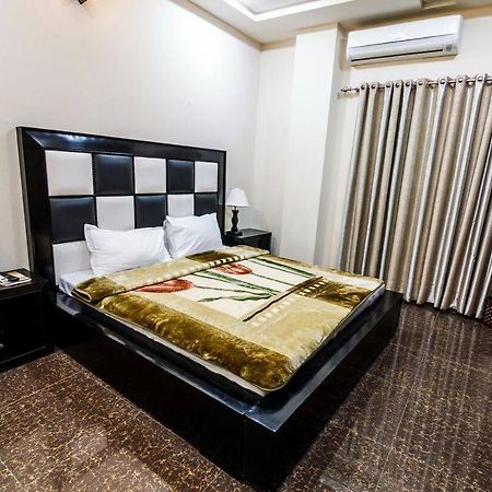 Midway Hotel & Restaurant Sadiqabad Екстер'єр фото
