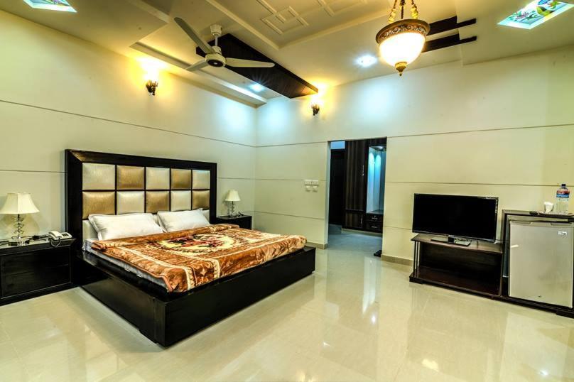 Midway Hotel & Restaurant Sadiqabad Екстер'єр фото