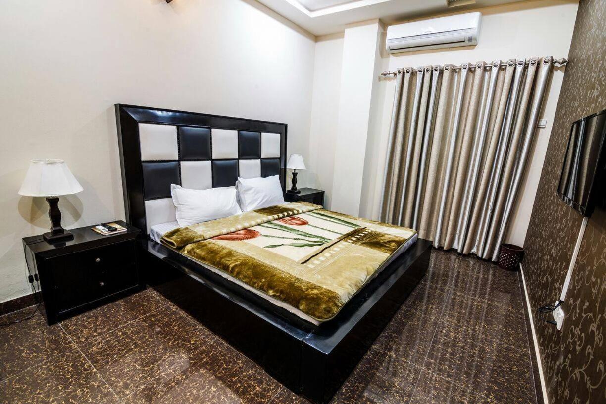 Midway Hotel & Restaurant Sadiqabad Екстер'єр фото