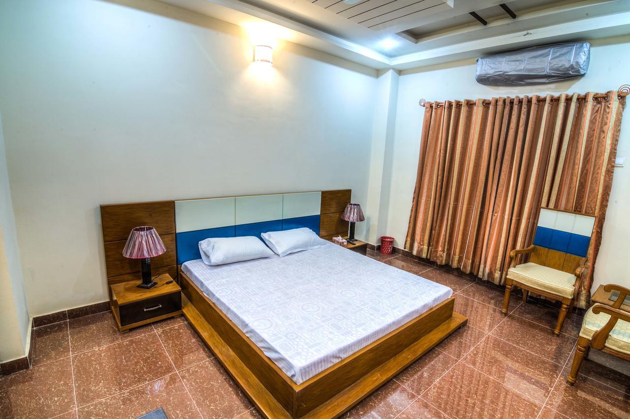 Midway Hotel & Restaurant Sadiqabad Екстер'єр фото
