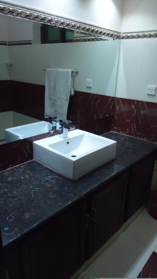 Midway Hotel & Restaurant Sadiqabad Екстер'єр фото