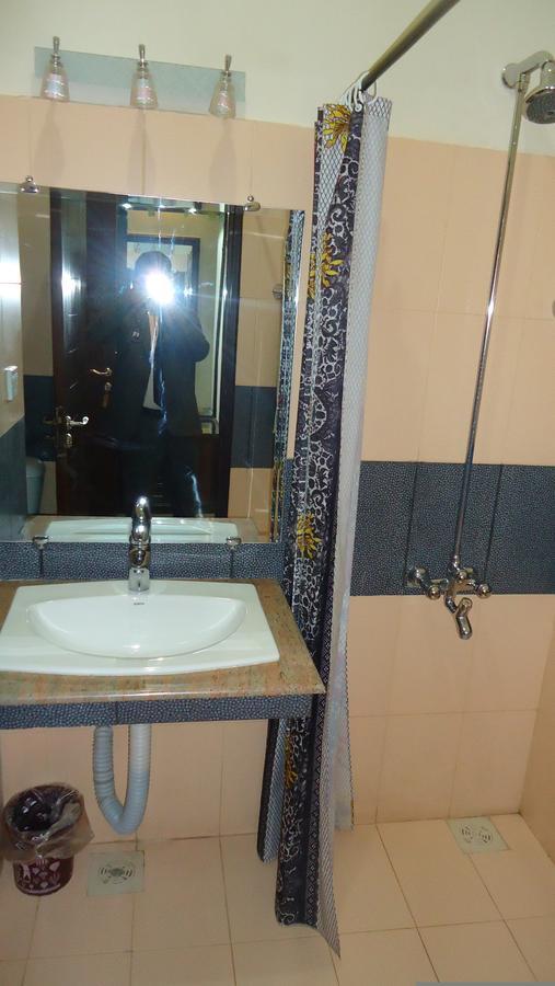 Midway Hotel & Restaurant Sadiqabad Екстер'єр фото
