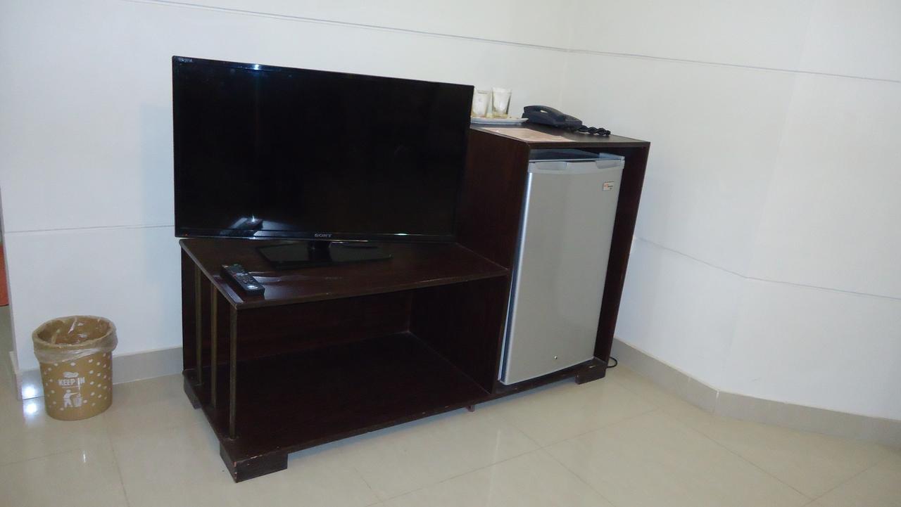 Midway Hotel & Restaurant Sadiqabad Екстер'єр фото