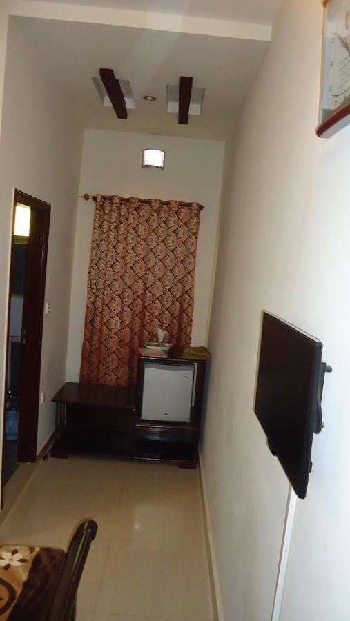 Midway Hotel & Restaurant Sadiqabad Екстер'єр фото