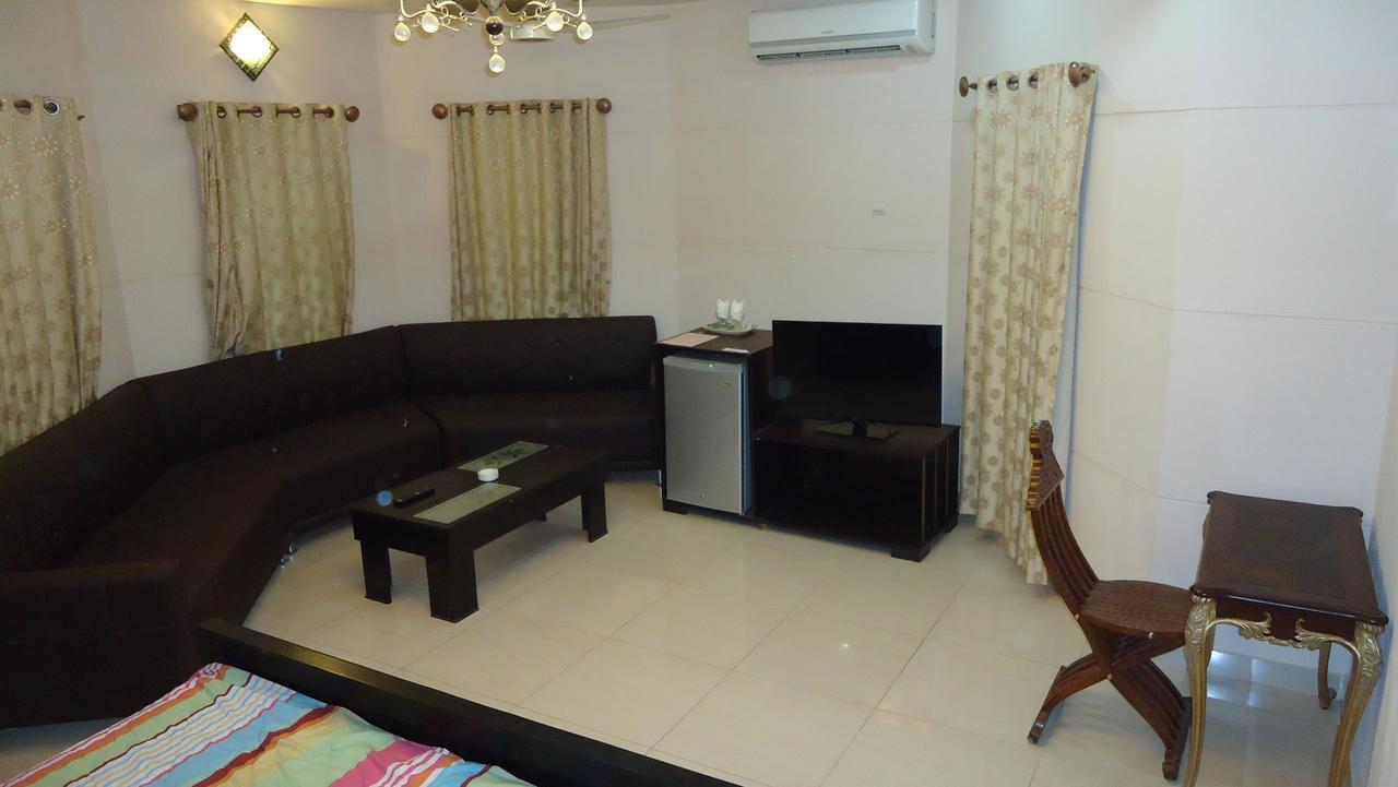 Midway Hotel & Restaurant Sadiqabad Екстер'єр фото