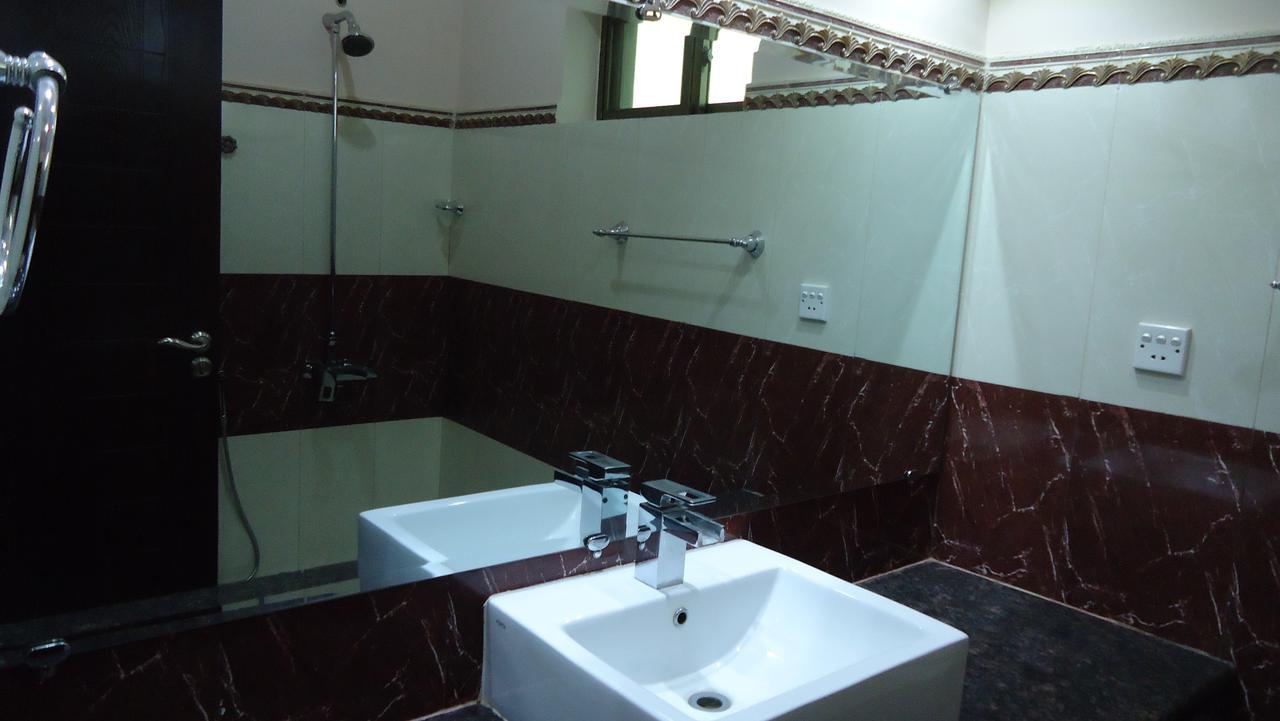 Midway Hotel & Restaurant Sadiqabad Екстер'єр фото
