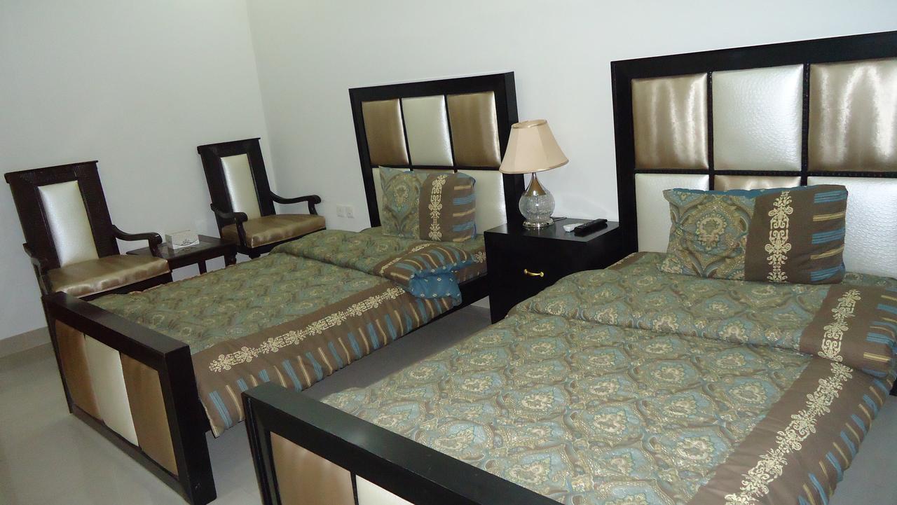 Midway Hotel & Restaurant Sadiqabad Екстер'єр фото