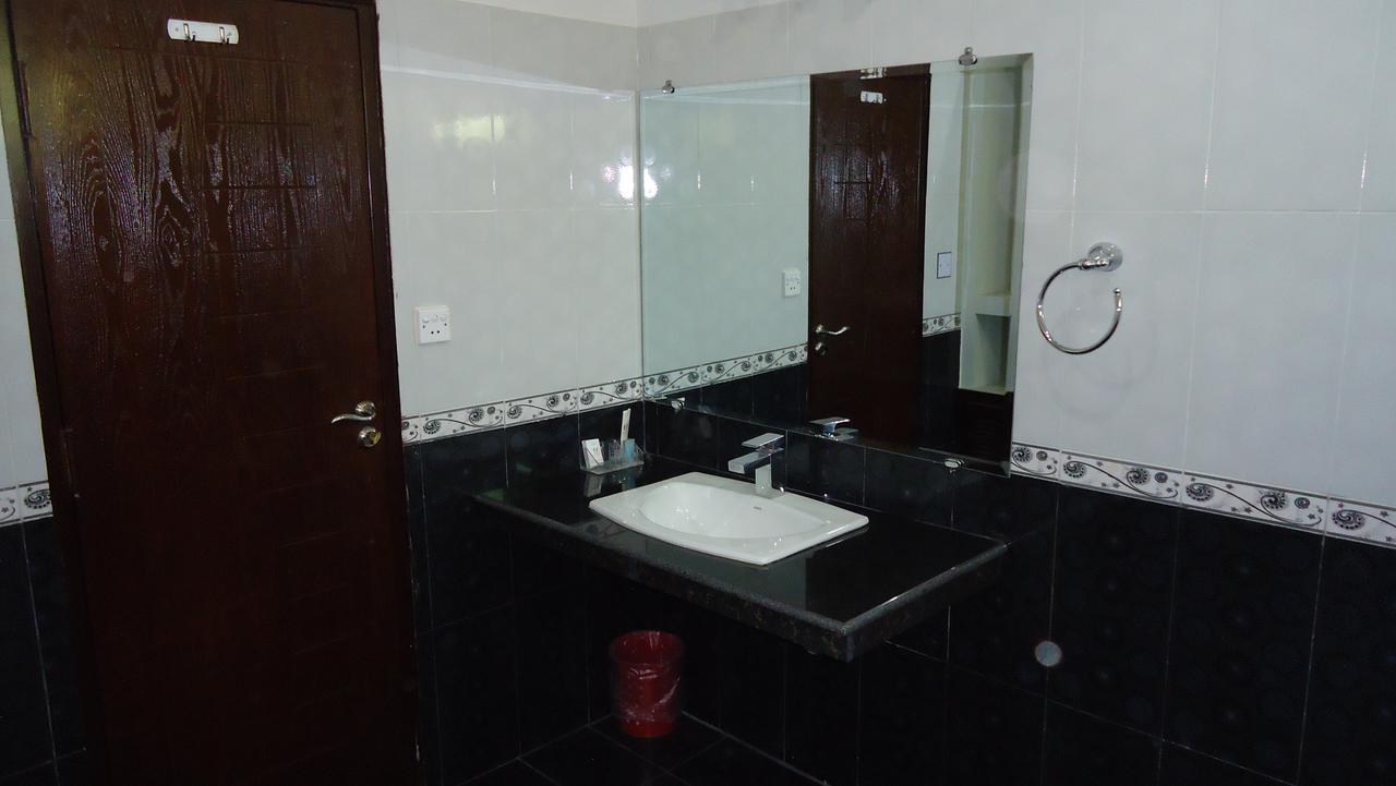 Midway Hotel & Restaurant Sadiqabad Екстер'єр фото