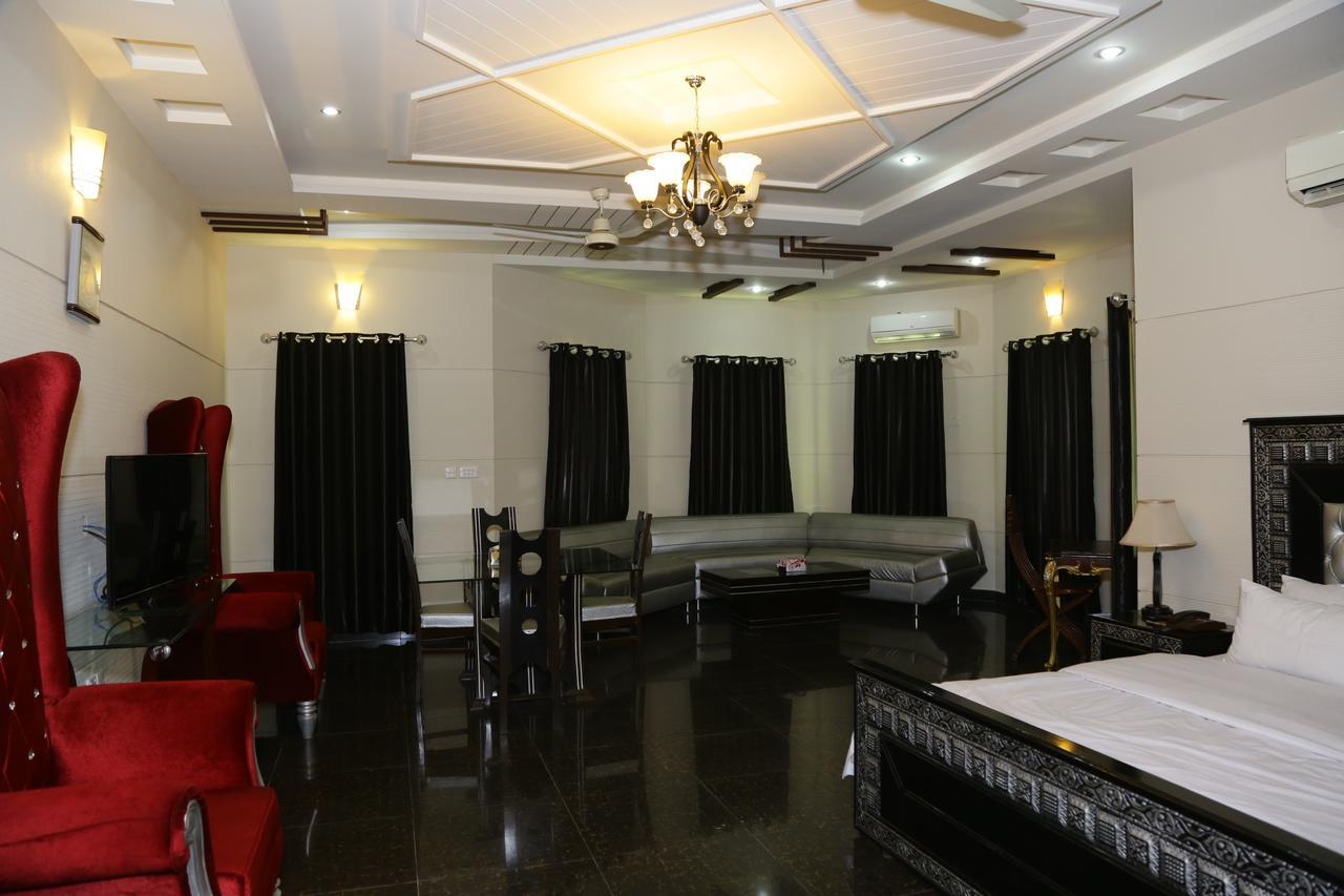 Midway Hotel & Restaurant Sadiqabad Екстер'єр фото