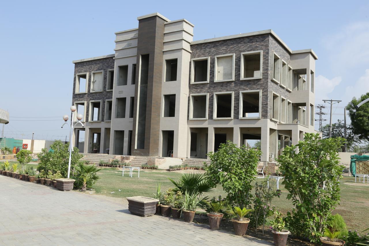 Midway Hotel & Restaurant Sadiqabad Екстер'єр фото