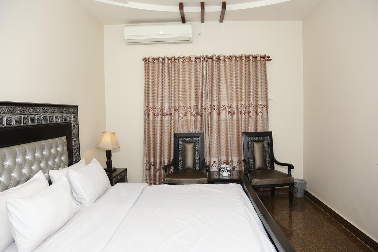 Midway Hotel & Restaurant Sadiqabad Екстер'єр фото