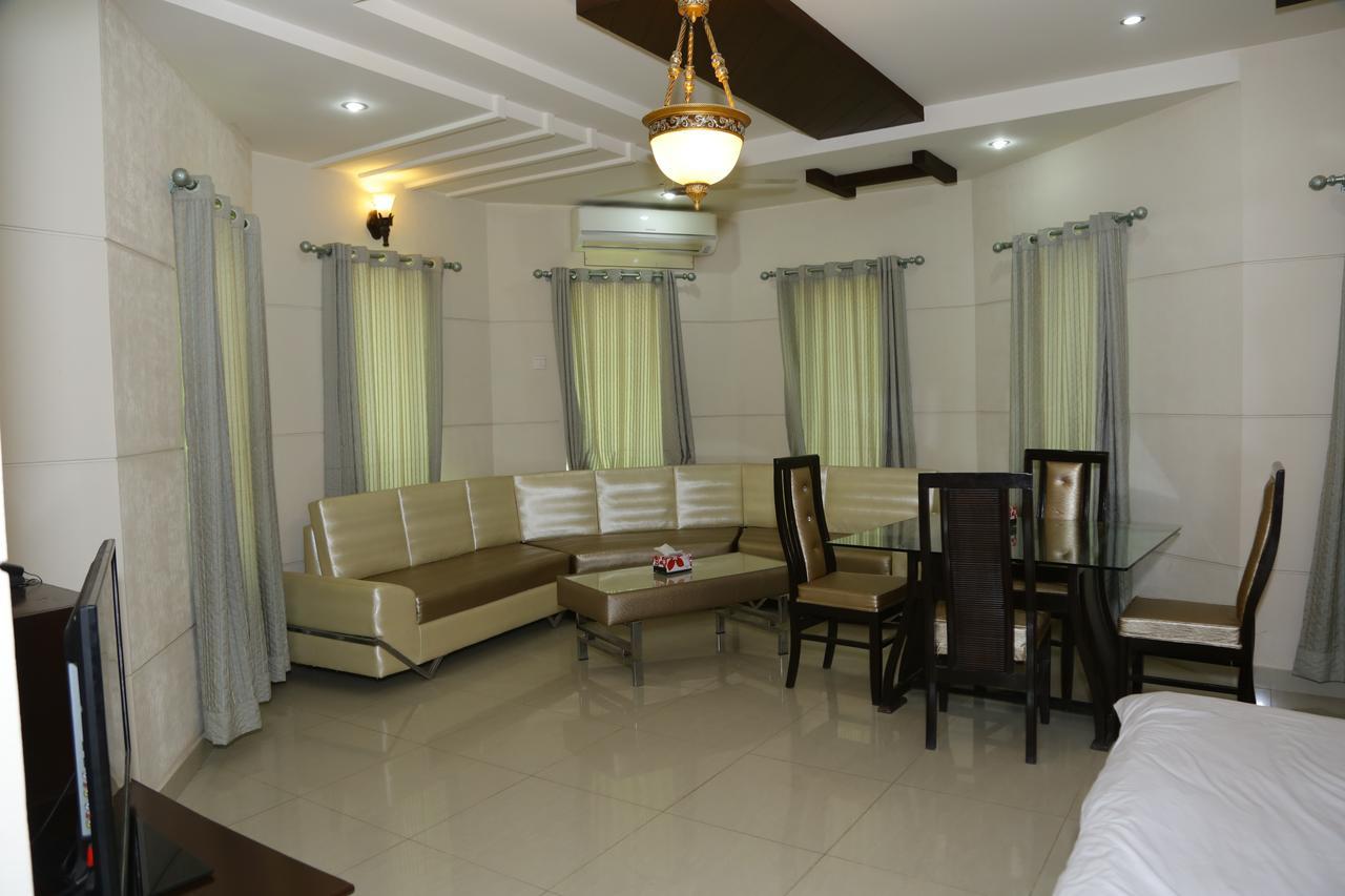 Midway Hotel & Restaurant Sadiqabad Екстер'єр фото