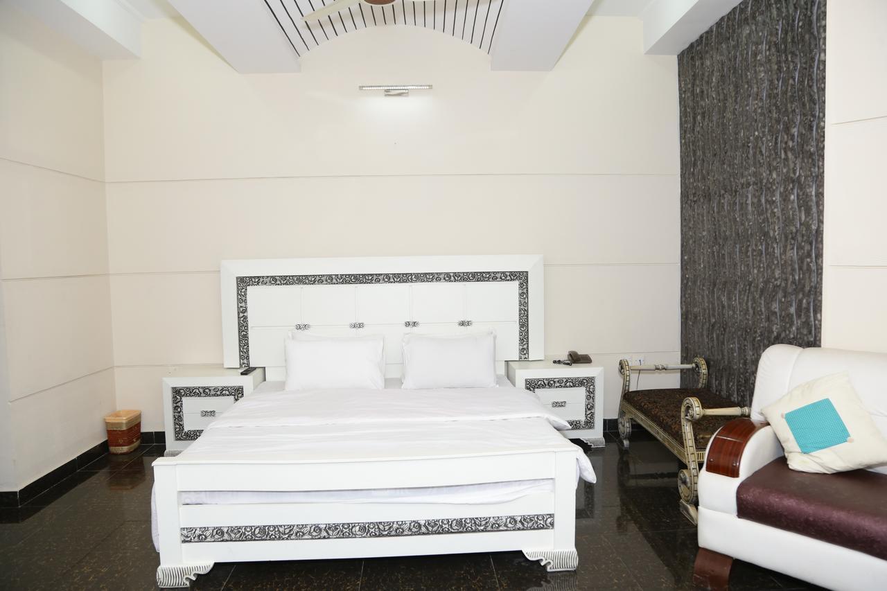 Midway Hotel & Restaurant Sadiqabad Екстер'єр фото